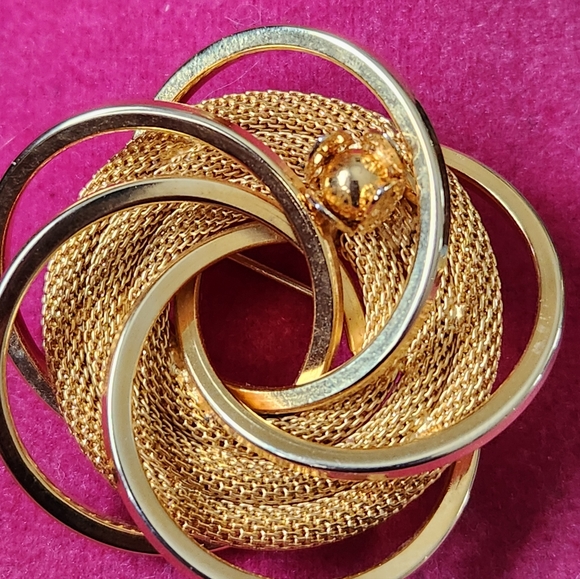 Stunning Gold Tone Brooch - Picture 2 of 5